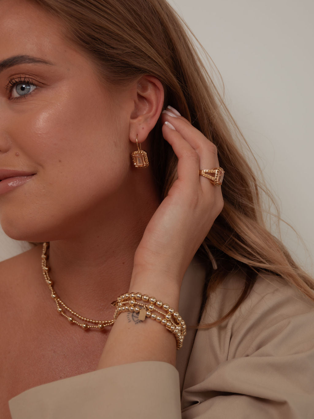 Earrings ivy smokey gold coloured